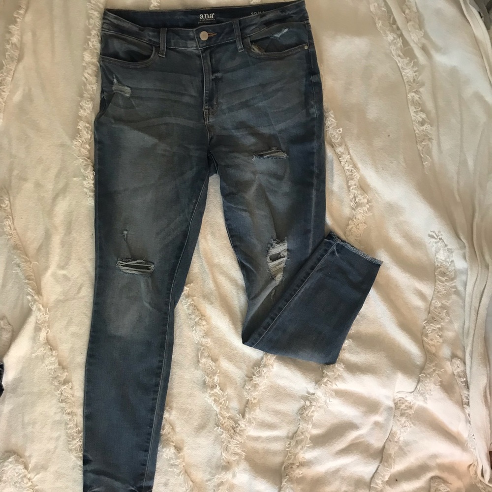 Distressed skinny jeans